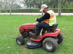 17馬力割草車 